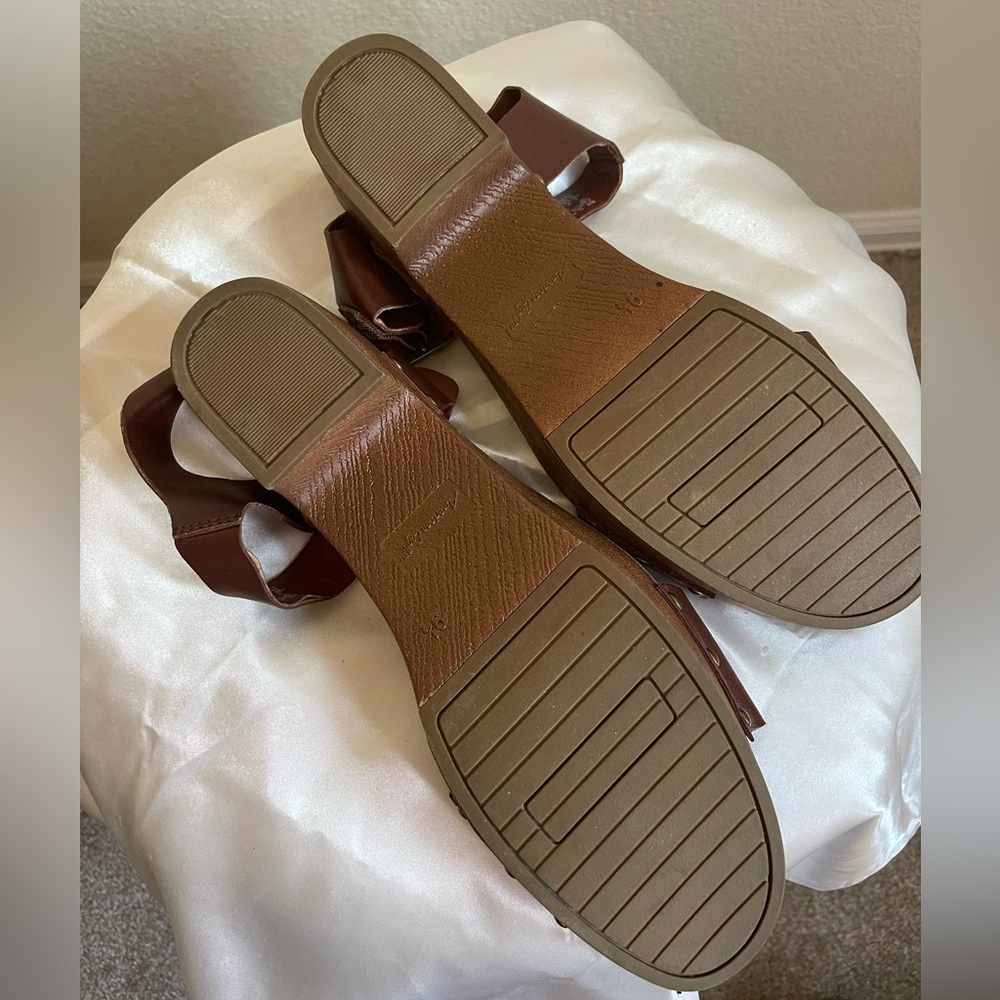 American Eagle Payless NWOT size 9.5 brown sandals - Picture 2 of 8